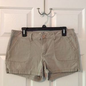  Khaki shorts